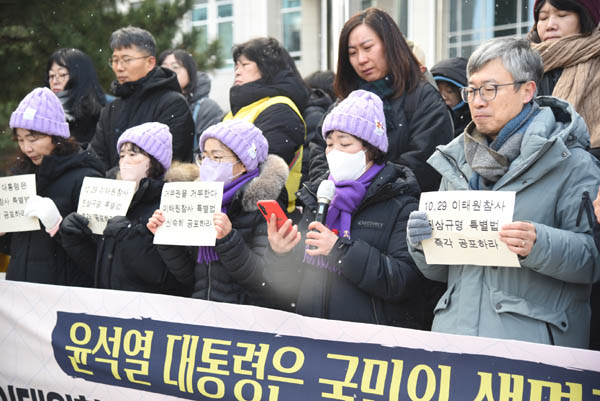 이태원 참사 희생자 고 강가희의 어머니 이숙자씨가 기자회견에서 발언하고 있다. [사진 – 통일뉴스 임재근 객원기자]