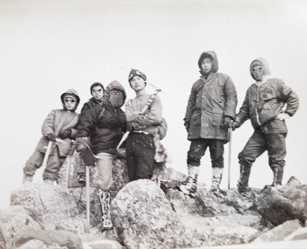 경북대 산악반 지도교수로도 재직했던 안재구 교수(오른쪽 두 번째)는 제자들과 자주 전국의 산에 올랐다. [사진 제공 - 안영민]