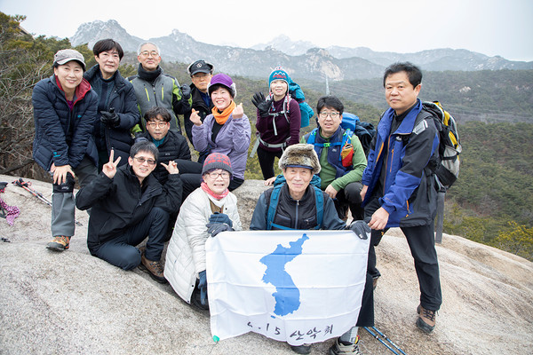 산악회 회원들이 북한산 족두리봉 올라가는 길에 단체사진을 남겼다. [사진제공-6.15산악회]
