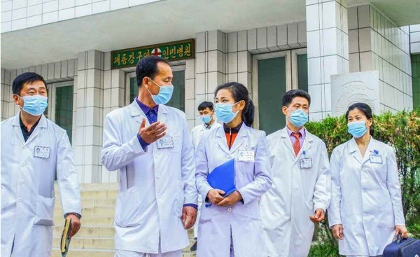 코로나19 유행시 마스크를 쓴 북한 대동강구역 인민병원 진료진들. [자료사진-통일뉴스] 