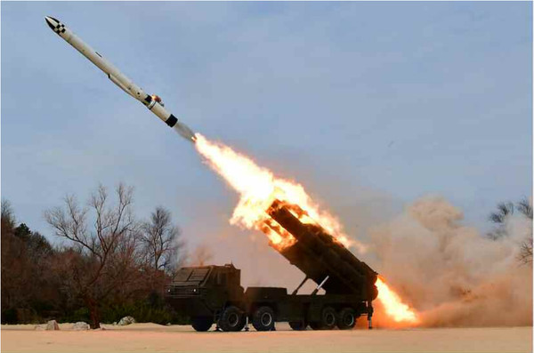 지난해 2월과 3월 동해상에서 진행한 모의 핵탄두를 장착한 '화살-1, 2'형 발사훈련 모습 [통일뉴스 자료사진]