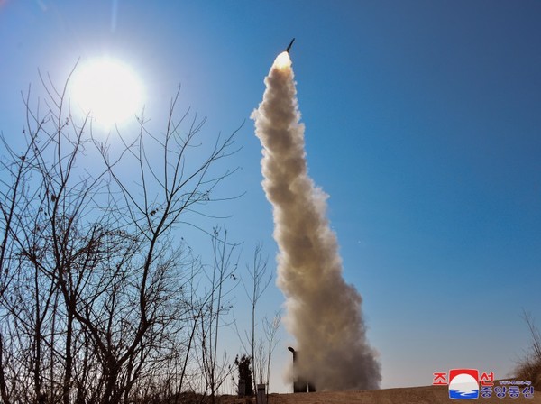 북한이 2일 서해상에서 순항미사일 초대형 전투부 위력시험과 신형 반항공미사일 시험발사를 진행했다. [사진-출처조선중앙통신]