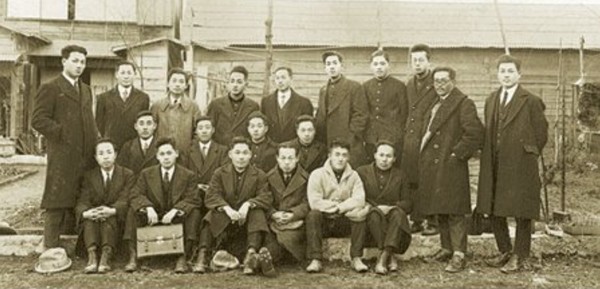 1923년 간토대진재로 불타버린 조선기독교청년회관터에서 찍은 사진. [사진-재일한국YMCA회관]