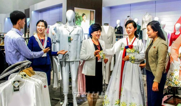 금은피복공장의 제품들. 최근 북한에서는 옷전시회를 계기로 비단옷 수요가 높아졌다고 한다. [사진-조선신보 갈무리]