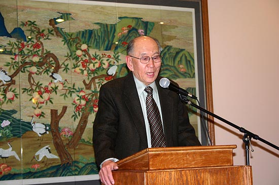 생전의 이활웅 선생. 사진은 2007년 12월 자신의 저서 『평화통일은 비기는 통일이다』(2007, 통일뉴스 발간) 출판기념회에서 인사말을 하는 모습. [통일뉴스 자료사진]