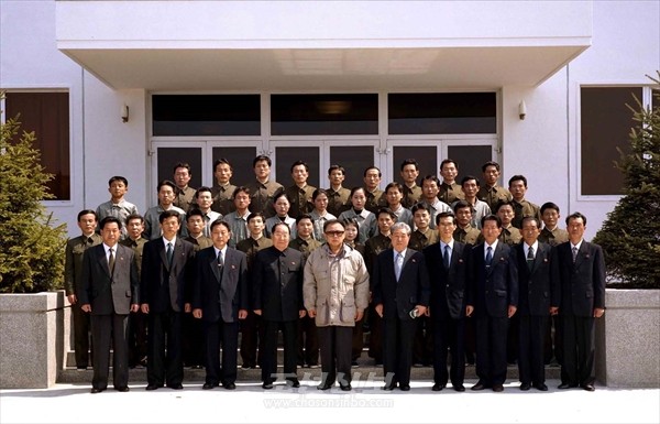 2009년 4월, ‘광명성-2’호 발사에 공헌한 과학자, 기술자들과 함께 기념사진을 찍은 김정일 국방위원장. [사진-조선신보 갈무리]