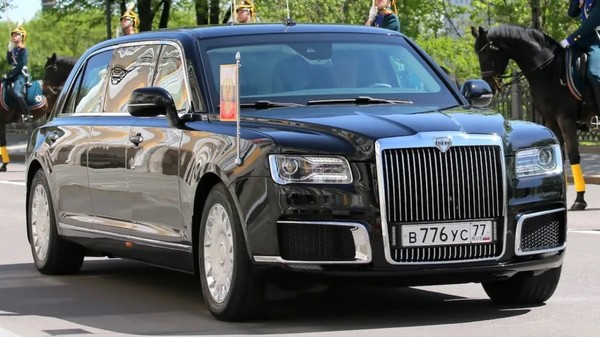 푸틴 대통령이 김정은 국무위원장에게 러시아산 전용 승용차를 선물했다. 사진은 푸틴 대통령이 선물한 것으로 추정되는 러시아산 의전차량인 '아우르스 세나트의 41231(А́урус-41231)모델. [사진출처-나무위키]