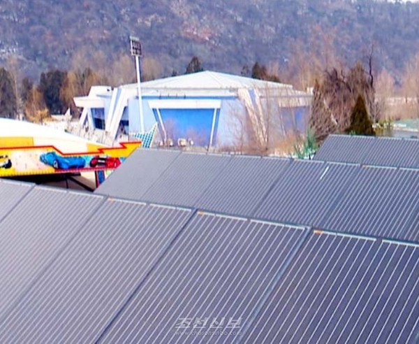 릉라인민유원지에 건설된 계통 병렬형 태양빛발전소. [사진-조선신보 갈무리]