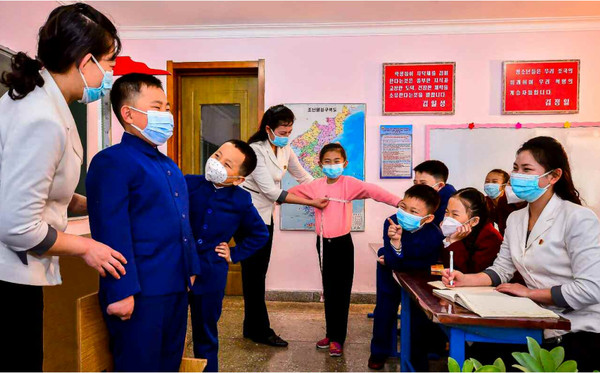 북한에서 새학기 교복생산을 위한 '새 몸재기 지도서'가 2~3월 초까지 전국 각지에 보급됐다. 사진은 지난해 몸 치수재기 모습. [사진-노동신문 갈무리]