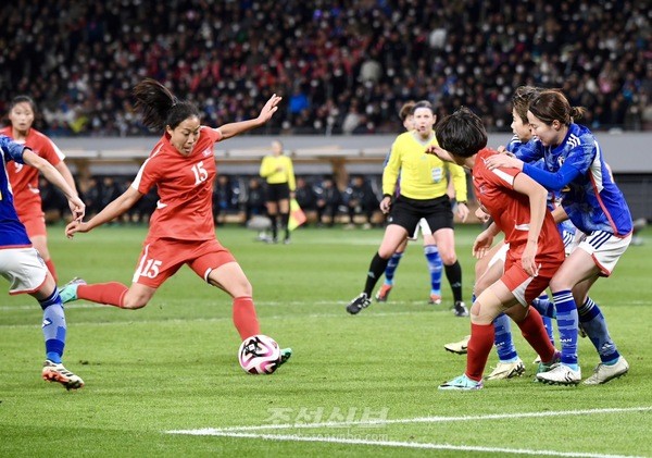 2월 28일 일본 도쿄 국립경기장에서 열린 '북한-일본' 경기. 북한 여자축구 대표팀은 일본팀에 1-2로 석패해, 올림픽 본선 진출이 좌절됐다. [사진-조선신보 갈무리]