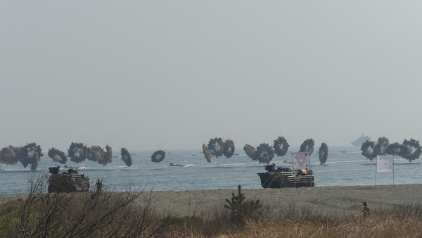 지난해 3월 29일 포항 조사리 해변에서 진행된 한미연합군사연흡  프리덤쉴드에 이어 진행한 연합 상륙작전,   '쌍용훈련-결정적 단계'에 참가한 한미 수륙양용 상륙돌격장갑차들이 육지로 상륙하고 있다. [통일뉴스 자료사진]