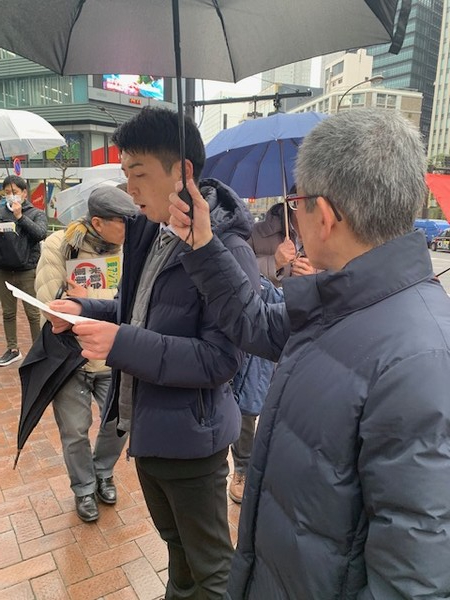 주일 미국대사와 주일 한국대사에게 전달할 요구서를 낭독하고 있는 윤성수 6.15일본지역위원회 사무국 부국장. [사진-통일뉴스 박명철 통신원]