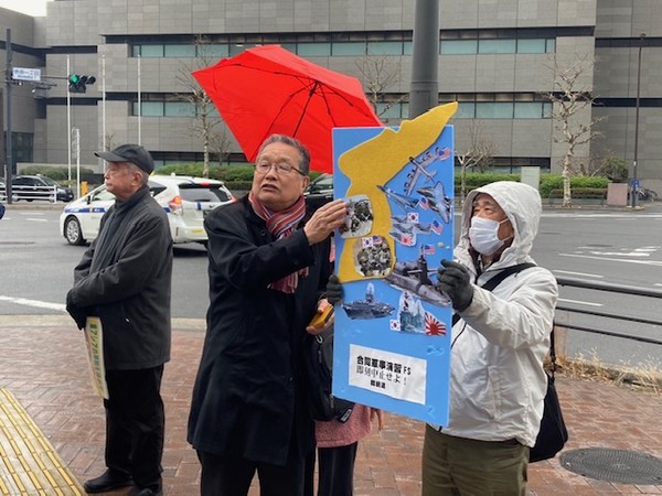 판넬을 이용해 한미 군사연습의 위험성을 알기 쉽게 설명하고 있는 손형근 한통련 의장. [사진-통일뉴스 박명철 통신원]