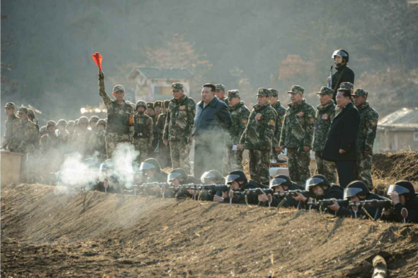 훈련을 지켜 본 김 위원장은 "실지 전쟁마당에서 승리를 확신할 수 있는 실용적인 실전훈련을 보다 강도높이 전개할데 대한" 과업을 제시했다. [사진-노동신문 갈무리]