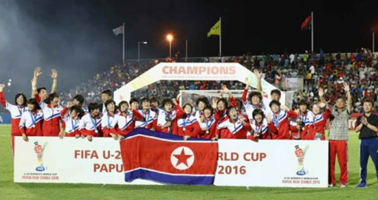 북한 여자축구팀이 20살 미만인 ‘2024 아시아축구연맹(AFC) U-20 아시안컵’ 대회에서 일본팀을 누르고 준결승전에 진출했다. 사진은 2016년 북한 여자축구가 프랑스를 꺾고 ‘FIFA U-20 여자 월드컵’ 정상에 오른 기념사진. [사진-노동신문 갈무리]