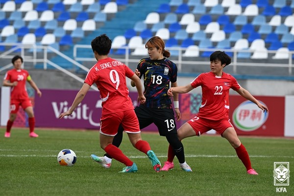 한국과 북한의 U-20 여자 아시안컵 준결승전 모습 [사진-대한축구협회 누리집 갈무리]