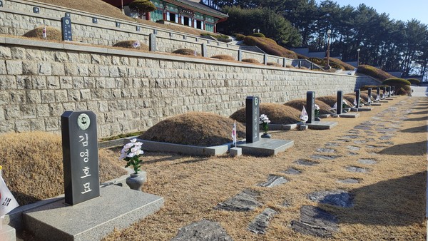 국립3.15민주묘지. 세 번째가 김주열 열사의 가묘이다. [사진-필자]