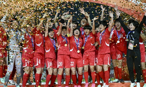 북한 여자축구팀이 우즈베키스탄 타슈켄트에서 열린 '2024 아시아축구연맹(AFC) U-20 아시안컵'에서 우승컵을 들어올렸다. [사진-노동신문 갈무리]