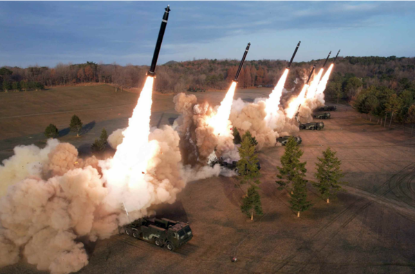 북한은 이번 사격훈련이 '세계유일의 초강력병기로 세상에 출현한 초대형방사포로 처음으로 되는 중대단위 일제사격'이라고 밝혔다. [사진-노동신문 갈무리]