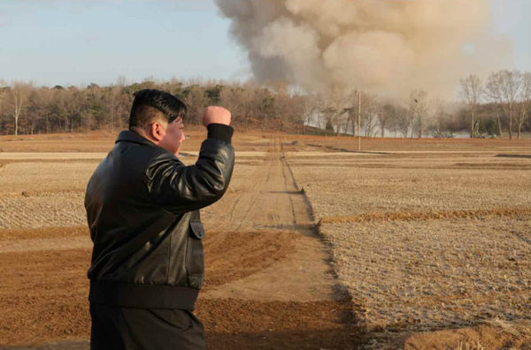 김 위원장은 '압도적인 군사력을 억제력으로 하여 무력충돌과 전쟁의 가능성 자체를 완전제거'해야 한다며, '상시 적의 수도와 군사력구조를 붕괴시킬수 있는 완비된 태세'를 갖출 것을 주문했다. [사진-노동신문 갈무리]