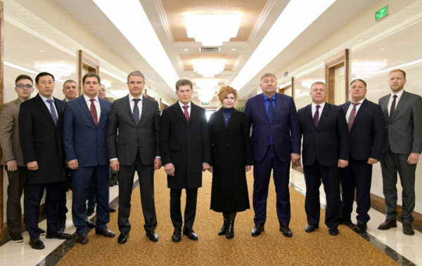 올레그 코제먀코 연해주 주지사를 단장으로 하는 연해주대표단이 18일 평양에 도착했다. [사진-노동신문 갈무리]