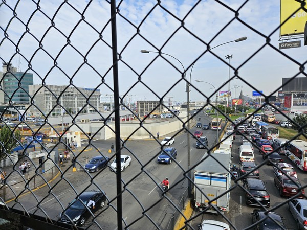 공항 앞 육교에서 바라본 리마 시내 도로. [사진-임영태]