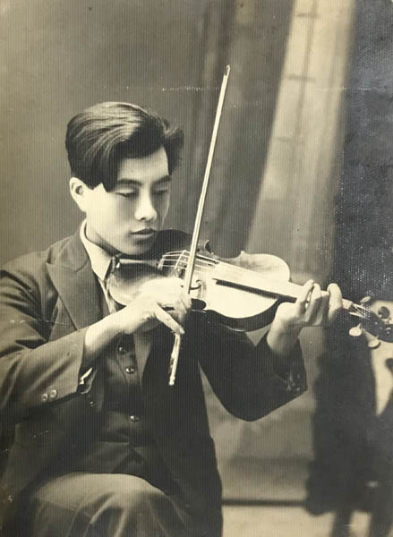 나의 할아버지 안의환 선생(1912-1999). 사진가이면서 바이올린 연주도 뛰어났지만 독립운동하던 아버지와 통일운동하던 아들의 옥바라지를 모두 해야만 했던 흔치 않은 삶을 사셨다. [사진 제공 – 안영민]