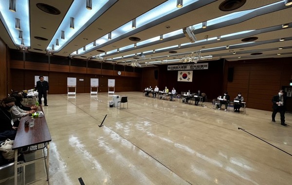 제22대 국회의원 투표가 지난 27일부터 재외국민과 국외부재자를 대상으로 시작됐다. 일본 도쿄도 미나토구 미나미아자부에 위치한 민단중앙회관 8층 민원실에 일본대사관 재외투표소가 설치됐다. [사진-조정훈 통신원]