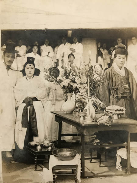 1932년 안재구 교수의 아버지 안의환, 어머니 김태숙의 혼례식 광경. 안병희 선생은 장남의 혼인 일제 고등계 형사를 대동하고서야 참석할 수 있었다. [사진 제공 – 안영민]