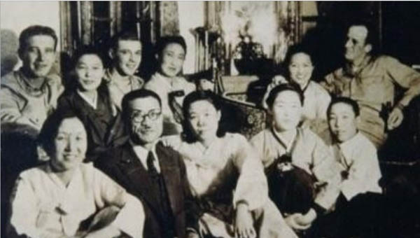 낙랑클럽 관련 사진이다. 뒷줄 네 번째 여성이 시인 모윤숙이다. [사진 제공 – 이양재]