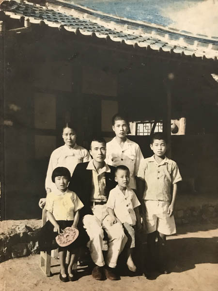 일본군 군속으로 말레이반도 싱가포르 창이의 연합군 포로수용소에서 일하다 해방이 되고 1년이 지나서야 집으로 돌아온 할아버지와 함께 찍은 가족사진. 1947년 여름, 대대적인 검속을 피해 밀양에서 달성군 구지면 도동에 있는 외가에 의탁하러 간 뒤다. 가장 어린 아이가 남민전 때 일본으로 갔다가 행방불명된 아버지의 평생동지이자 슬픔인 작은아버지 안용웅. 1942년생이다. [사진 제공 – 안영민]