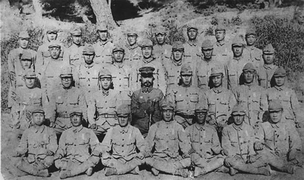 태평양전쟁 발발 후 일본은 연합군 포로 감시 역할을 할 조선인 군속을 대거 모집했다. ‘노구치 부대’라고 불렀던 교육부대를 수료한 병사들의 기념사진. [사진 제공 – 안영민]