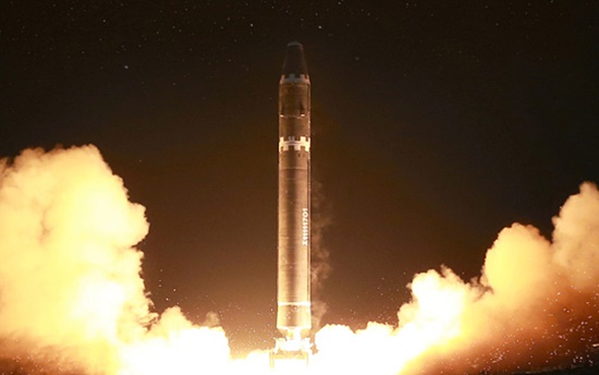  북한은 2017년 11월 29일 대륙간탄도미사일(ICBM) '화성-15형' 시험발사 성공과 동시에 ‘국가 핵무력 완성’을 선포했다. [자료사진 -- 통일뉴스]