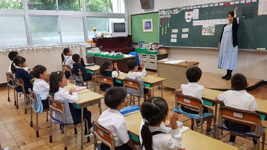 김정은 위원장이 재일동포 자녀들을 위해 2024년 교육원조비와 장학금 보내주었다. 사진은 2018년 재일 조선학교인 초급학교 1학년 수업에서 학생들이 우리말 시간에서 문장 맞추기를 하고 있는 모습. [통일뉴스 자료사진]