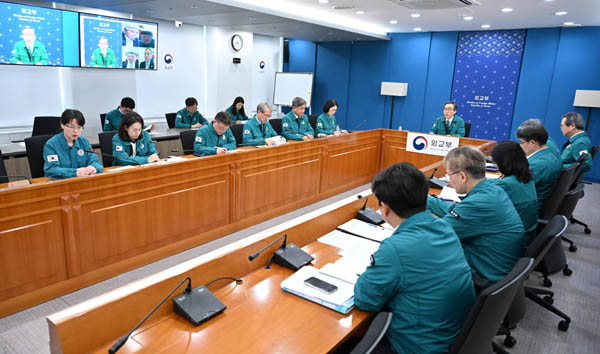 조태열 외교부 장관은 15일 오후 이란의 이스라엘 공격 관련 재외국민안전 보호대책 점검을 위해 본부·공관 합동 상황점검회의를 주재했다. [사진 제공 - 외교부]