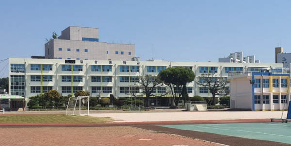 1946년 9월 밀양중학교에 입학한 아버지는 동무들과 함께 독서회 모임에 참여해 ‘우리 공부’를 진행하며 투쟁에 나섰다. (사진은 밀양시 삼문동에 위치한 밀양중학교 최근 전경) [사진 제공 – 안영민]