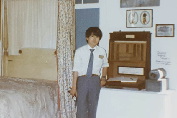 『헤밍웨이 고택의 침실에서』, 플로리다주 키웨스트, 미국을 처음 방문하였을 1982년 마이애미시에서 고속버스를 타고 갔다. 40년전 사진이라 해상력이 떨어진다. Ⓒ이양재. [사진 제공 – 이양재]