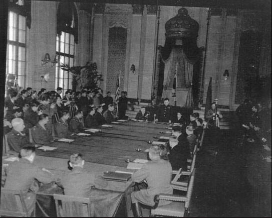 모스크바 3상회의의 결정에 따라 조선에 임시정부 수립을 원조할 목적으로 구성된 미소공동위원회는 1946∼1947년 두 차례에 걸쳐 개최되었으나 아무런 성과 없이 무산되면서 우리 민족은 서서히 분단의 길로 들어섰다. 사진은 덕수궁 석조전에서 열린 미소공동위 광경. [사진 제공 – 안영민]