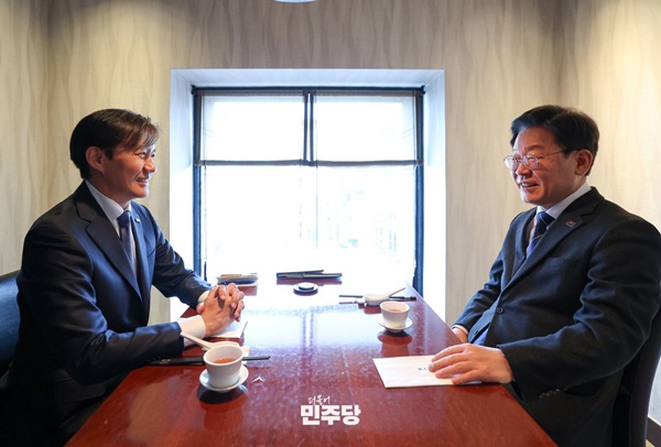 25일 저녁 종로구 식당에서 만난 이재명 대표와 조국 대표. [사진-더불어민주당]