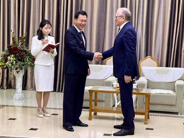 김성일 사회주의애국청년동맹 부위원장을 배웅하는 알렉산드르 마체고라 주북 러시아대사. [사진출처-주북 러시아대사관 페이스북]