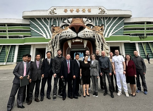 스베틀라나 아쿨로바 모스크바 동물원 대표단장이 평양 중앙동물원에 흰꼬리수리, 두루미, 앵무새, 비단뱀 등 40여 마리의 동물원을 기증했다. [사진출처-주북 러시아대사관 페이스북]