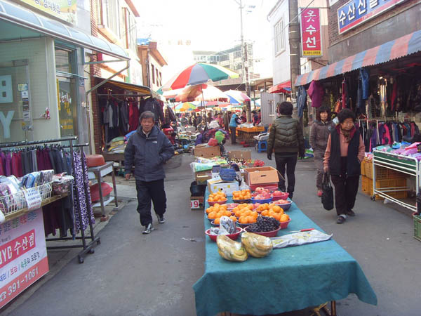 밀양의 수산시장은 경남의 3대 시장으로 꼽힐 만큼 장이 크고 물산이 풍부했다. 밀양시의 남서쪽에 위치한 하남면 수산읍은 김해와 마산, 창녕과 밀양을 잇는 교통의 요지로 예로부터 물류의 중심이 됐던 곳이다. 나는 초동면 성만마을에 있는 아버지 어머니 산소에 갈 때 꼭 수산시장에 들러 제수를 장만하고 예전 아버지의 수산 장날 '아지프로'를 상상해보곤 한다. 사진은 수산시장의 풍경. [사진 제공 – 안영민]