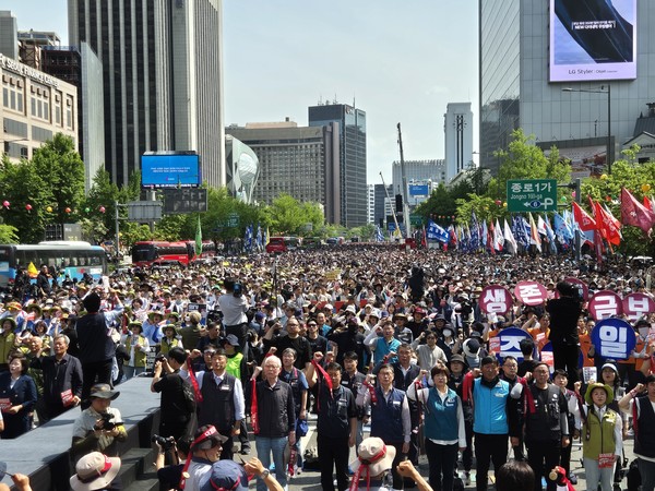 민주노총은 1일 오후 3만여명의 조합원이 참가한 가운데 서울 광화문 동화면세점 앞에서 '2024 세계노동절 대회'를 개최했다. [사진-통일뉴스 이승현 기자] 