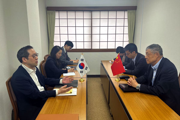이준일 단장과 류샤오밍 중국 대표와의 논의 내용은 알려지지 않았다. [사진 제공 - 외교부]