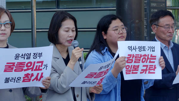 기자회견문은 이연희 겨레하나 사무총장, 김미혜 진보대학생넷이 나누어 낭독했다. [사진 - 통일뉴스 김치관 기자]