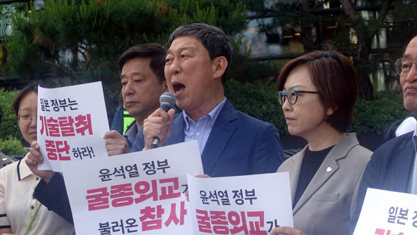 김영환 민족문제연구소 대외협력실장이 규탄발언을 하고 있다. [사진 - 통일뉴스 김치관 기자]