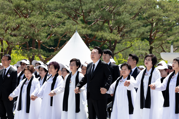 18일 '5.18민주화운동 기념식'에서 '님을 위한 행진곡'을 제창하는 윤 대통령. [사진제공-대통령실]