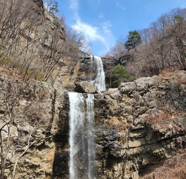 층층폭포 전경. [사진 제공 – 안영민]