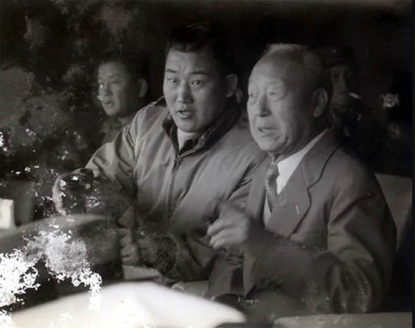 김종원은 공비 토벌을 이유로 민간인들을 잔혹하게 학살해 악명이 높았다. 사진은 이승만과 김종원. [사진 제공 – 안영민]