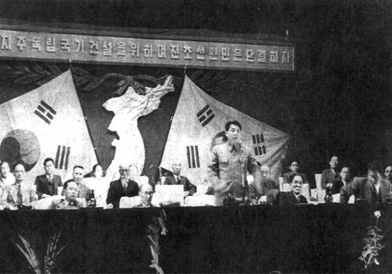 1948년 4월 19일 평양 모란봉극장에서 열린 남북 제정당 사회단체 연석회의에서 보고하는 김일성 당시 북조선인민위원장. [사진 제공 – 안영민]